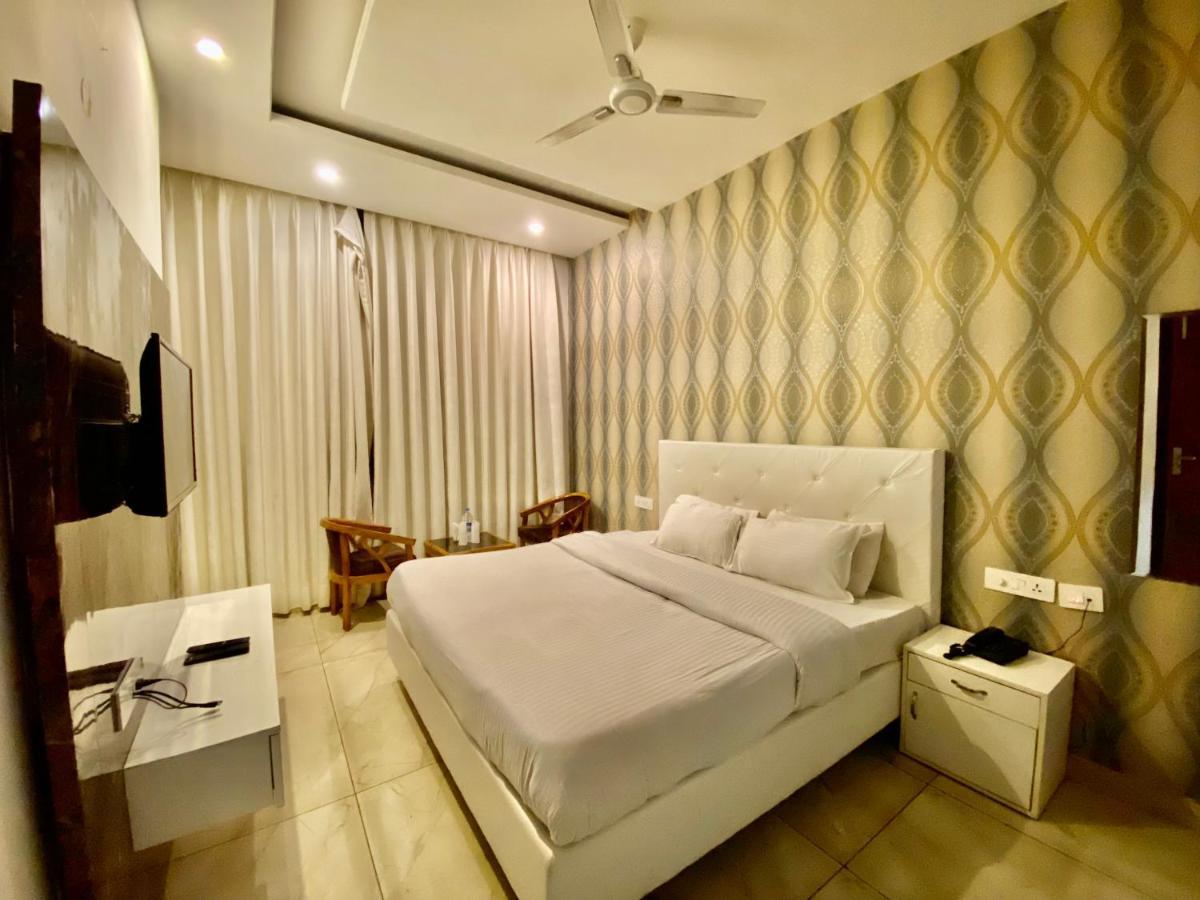 Hotel Hollywood - Family Hotel Zirakpur Εξωτερικό φωτογραφία