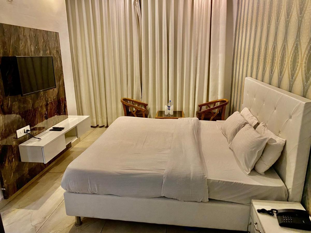 Hotel Hollywood - Family Hotel Zirakpur Εξωτερικό φωτογραφία